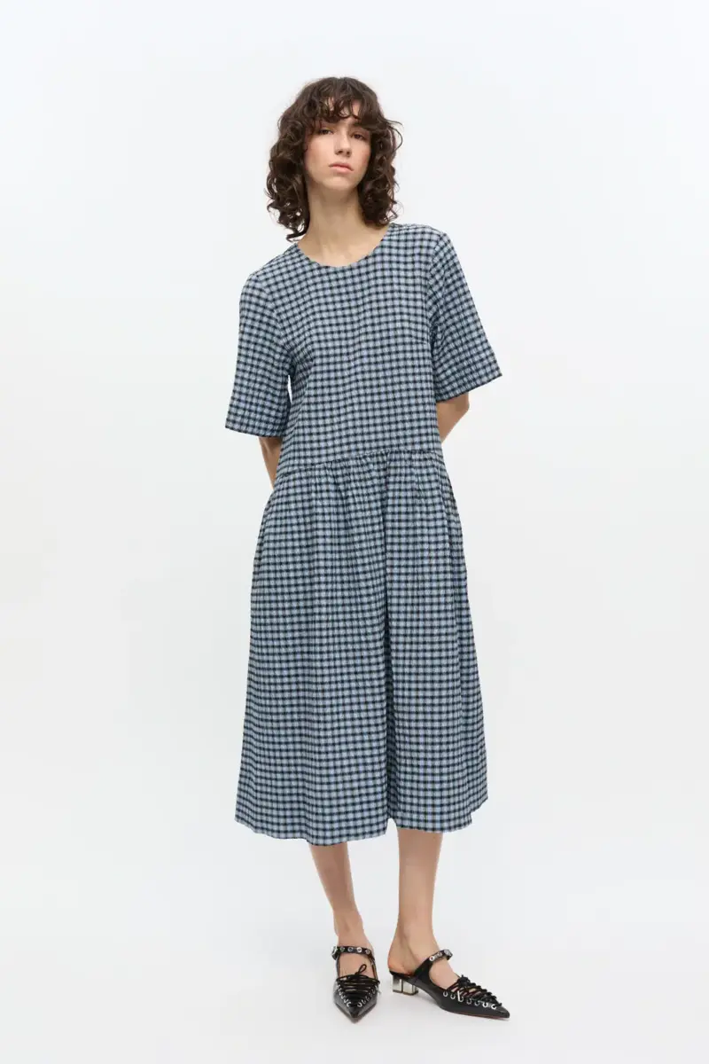 Blaues Midikleid aus Seersucker mit Karomuster