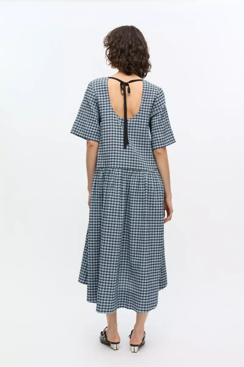 Blaues Midikleid aus Seersucker mit Karomuster