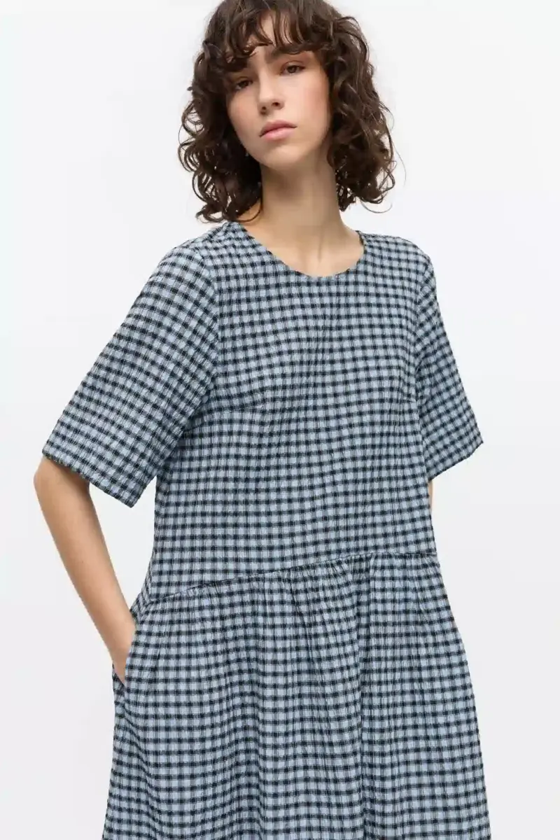 Blaues Midikleid aus Seersucker mit Karomuster Blaues Midikleid aus Seersucker mit Karomuster