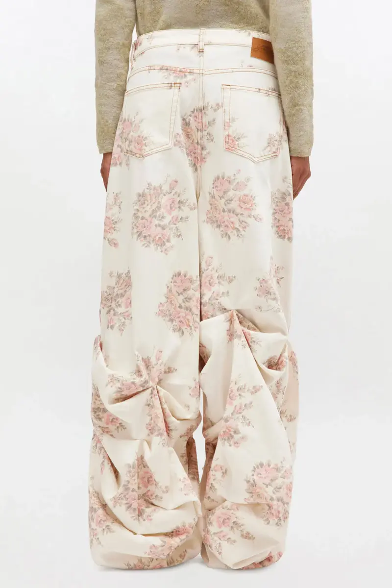 Drapierte Jeans mit Blumenprint Drapierte Jeans mit Blumenprint