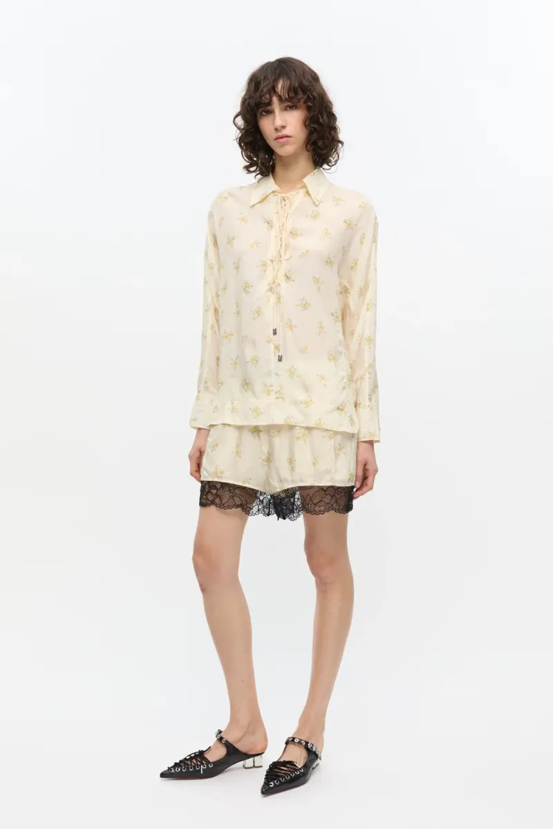 Elfenbeinfarbene Shorts mit Blumenmuster Elfenbeinfarbene Shorts mit Blumenmuster