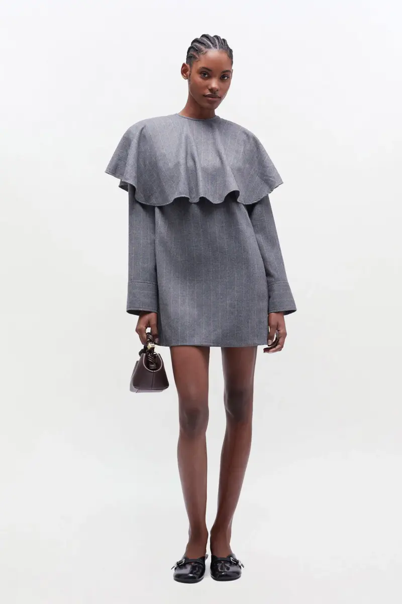 Graues Kleid mit Streifen und Rundkragen Graues Kleid mit Streifen und Rundkragen
