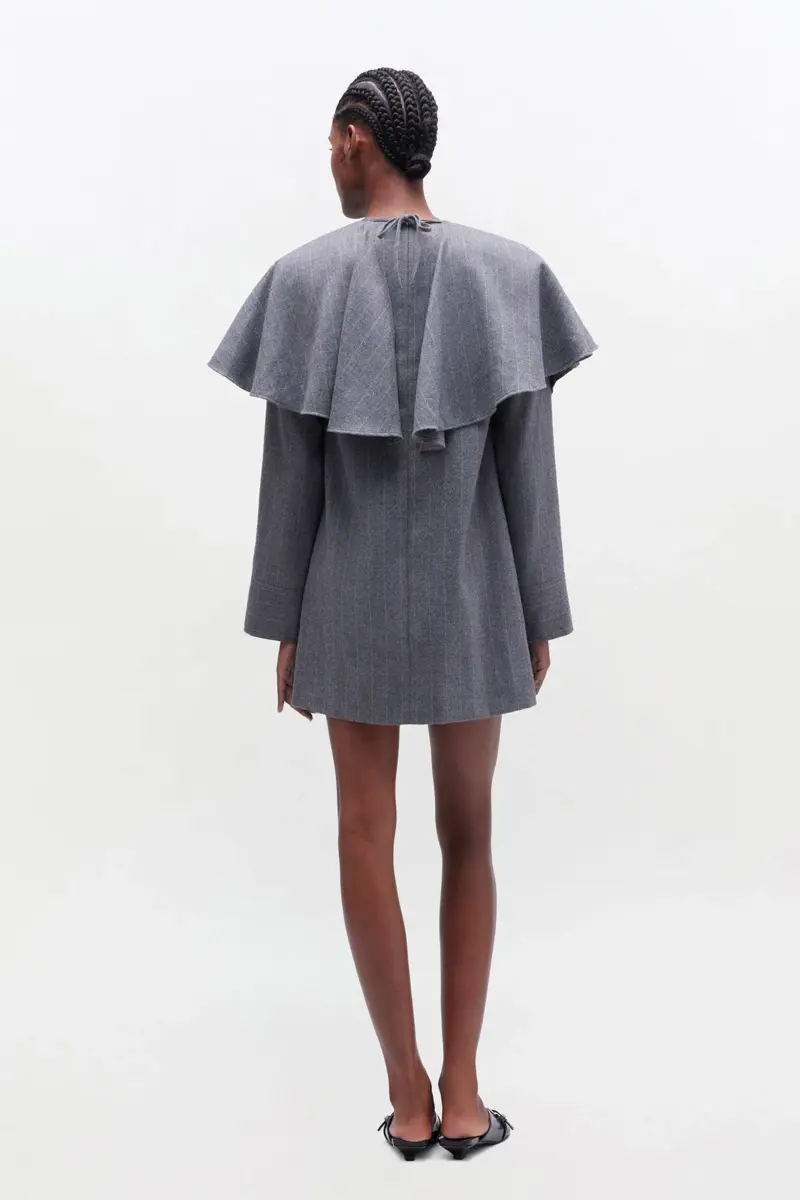 Graues Kleid mit Streifen und Rundkragen Graues Kleid mit Streifen und Rundkragen