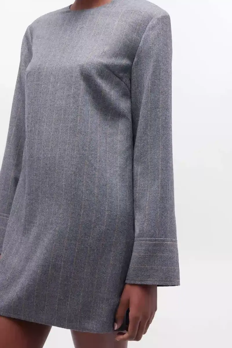 Graues Kleid mit Streifen und Rundkragen Graues Kleid mit Streifen und Rundkragen