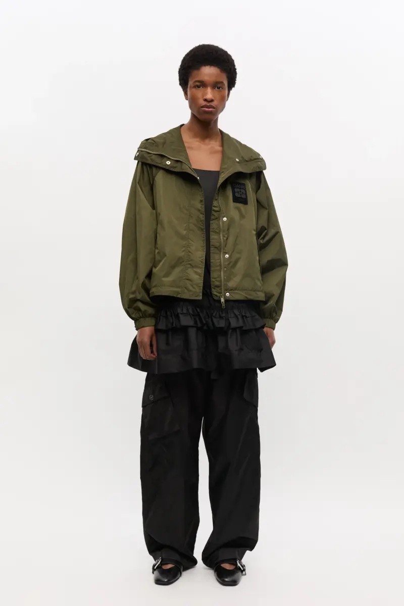 Grüne Nylonjacke Grüne Nylonjacke