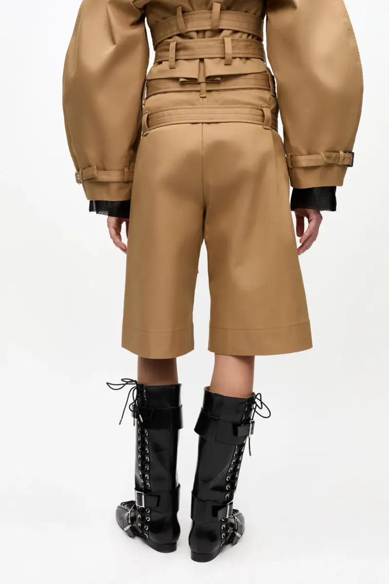 Kamelbraune Shorts aus gebondeter Baumwolle mit Gürtel Kamelbraune Shorts aus gebondeter Baumwolle mit Gürtel
