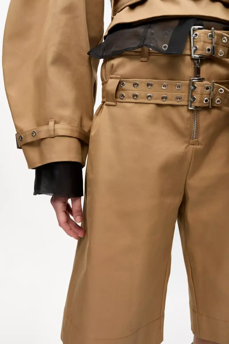 Kamelbraune Shorts aus gebondeter Baumwolle mit Gürtel Kamelbraune Shorts aus gebondeter Baumwolle mit Gürtel
