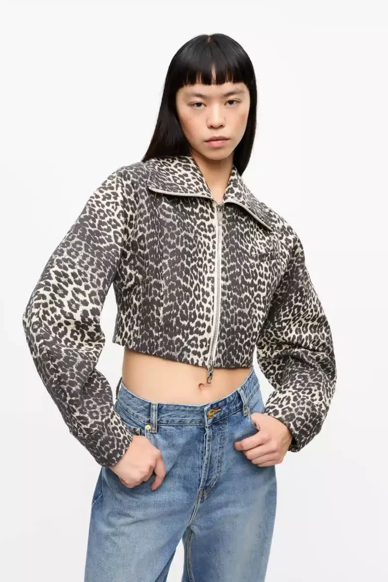 Kurze Jacke mit Leopardenmuster und geschwungenen Ärmeln