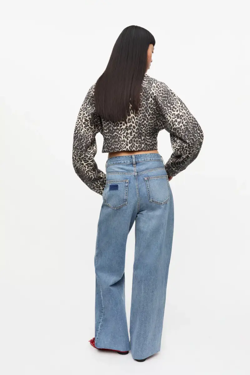 Kurze Jacke mit Leopardenmuster und geschwungenen Ärmeln Kurze Jacke mit Leopardenmuster und geschwungenen Ärmeln