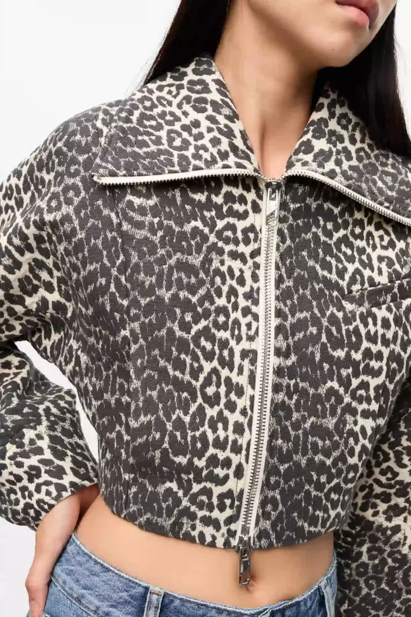 Kurze Jacke mit Leopardenmuster und geschwungenen Ärmeln Kurze Jacke mit Leopardenmuster und geschwungenen Ärmeln