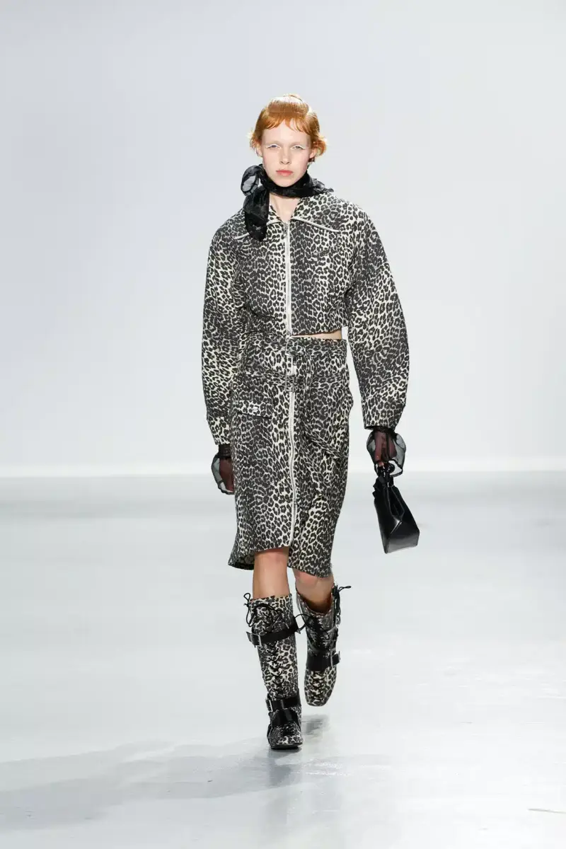Kurze Jacke mit Leopardenmuster und geschwungenen Ärmeln Kurze Jacke mit Leopardenmuster und geschwungenen Ärmeln