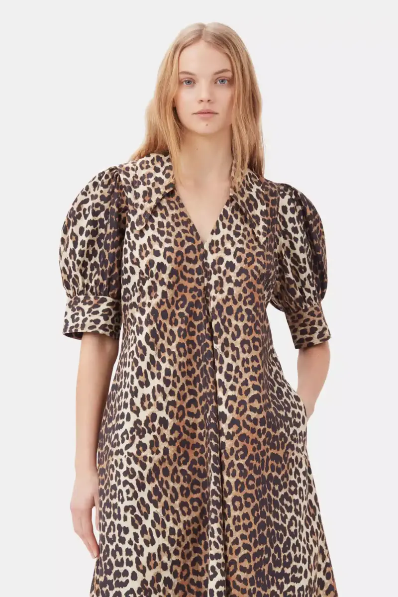 Maxikleid aus Baumwollpopeline mit V-Ausschnitt und Leopardenmuster Maxikleid aus Baumwollpopeline mit V-Ausschnitt und Leopardenmuster