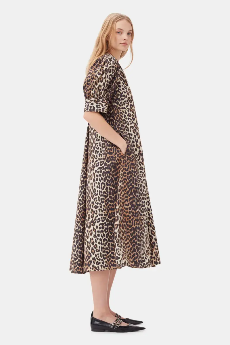 Maxikleid aus Baumwollpopeline mit V-Ausschnitt und Leopardenmuster Maxikleid aus Baumwollpopeline mit V-Ausschnitt und Leopardenmuster