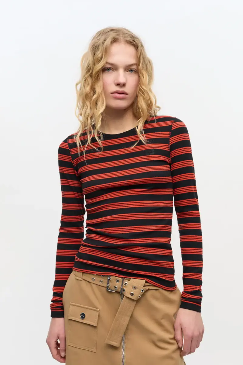 Rotes gestreiftes Langarm-T-Shirt aus weicher Baumwollrippe Rotes gestreiftes Langarm-T-Shirt aus weicher Baumwollrippe