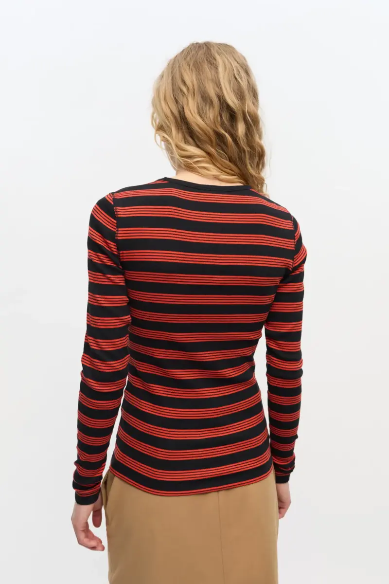 Rotes gestreiftes Langarm-T-Shirt aus weicher Baumwollrippe Rotes gestreiftes Langarm-T-Shirt aus weicher Baumwollrippe
