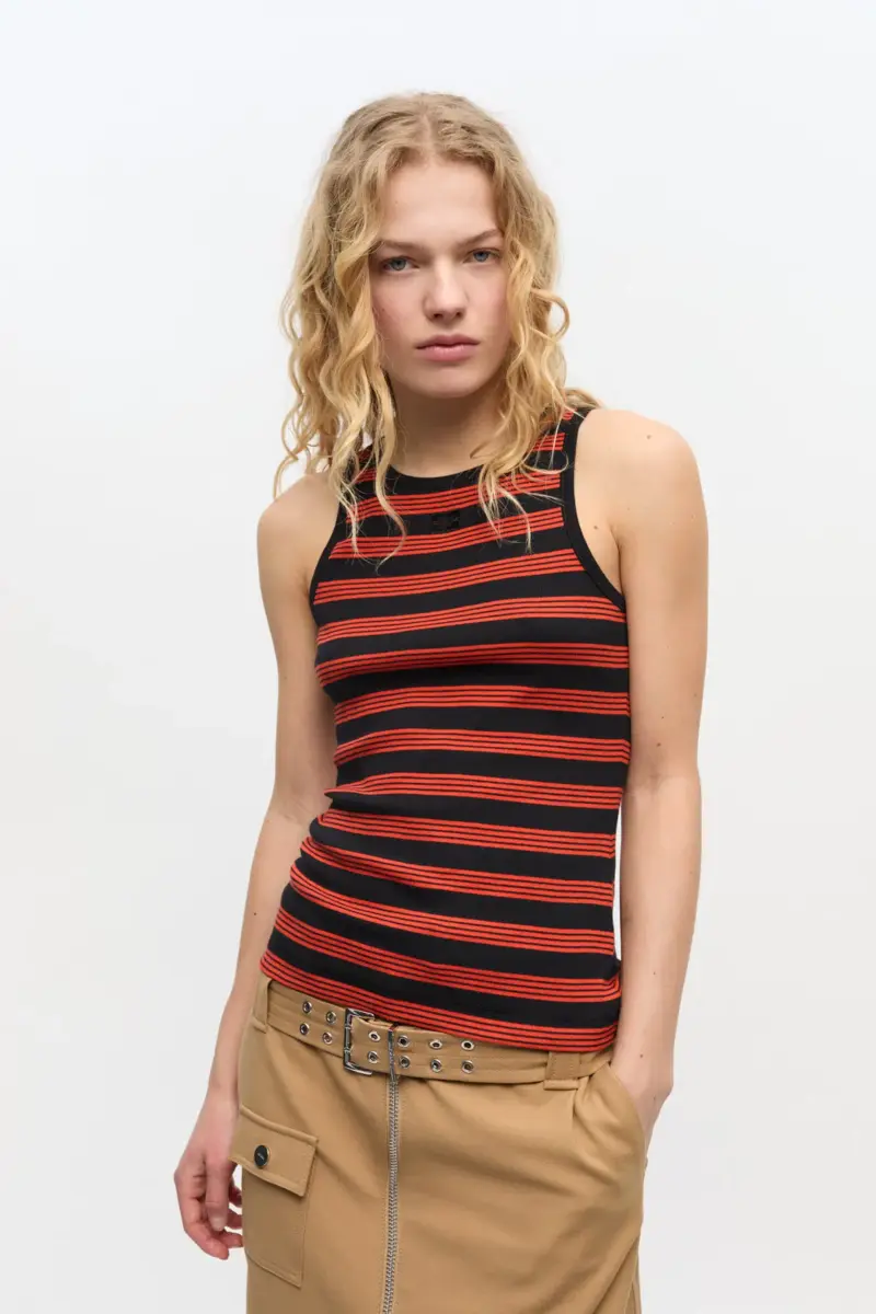 Rotes, gestreiftes Tanktop aus weicher Baumwollrippe Rotes, gestreiftes Tanktop aus weicher Baumwollrippe