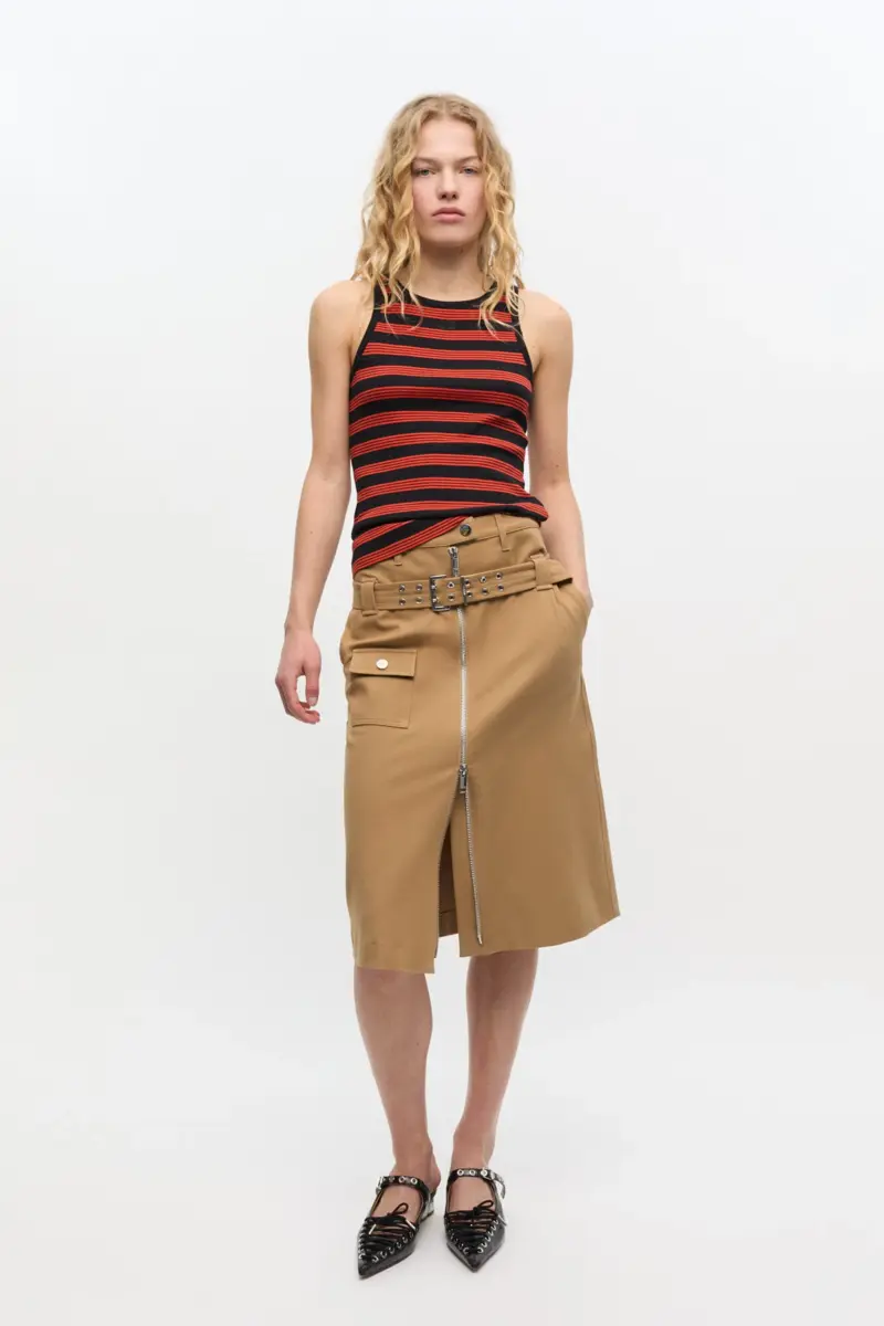 Rotes, gestreiftes Tanktop aus weicher Baumwollrippe Rotes, gestreiftes Tanktop aus weicher Baumwollrippe