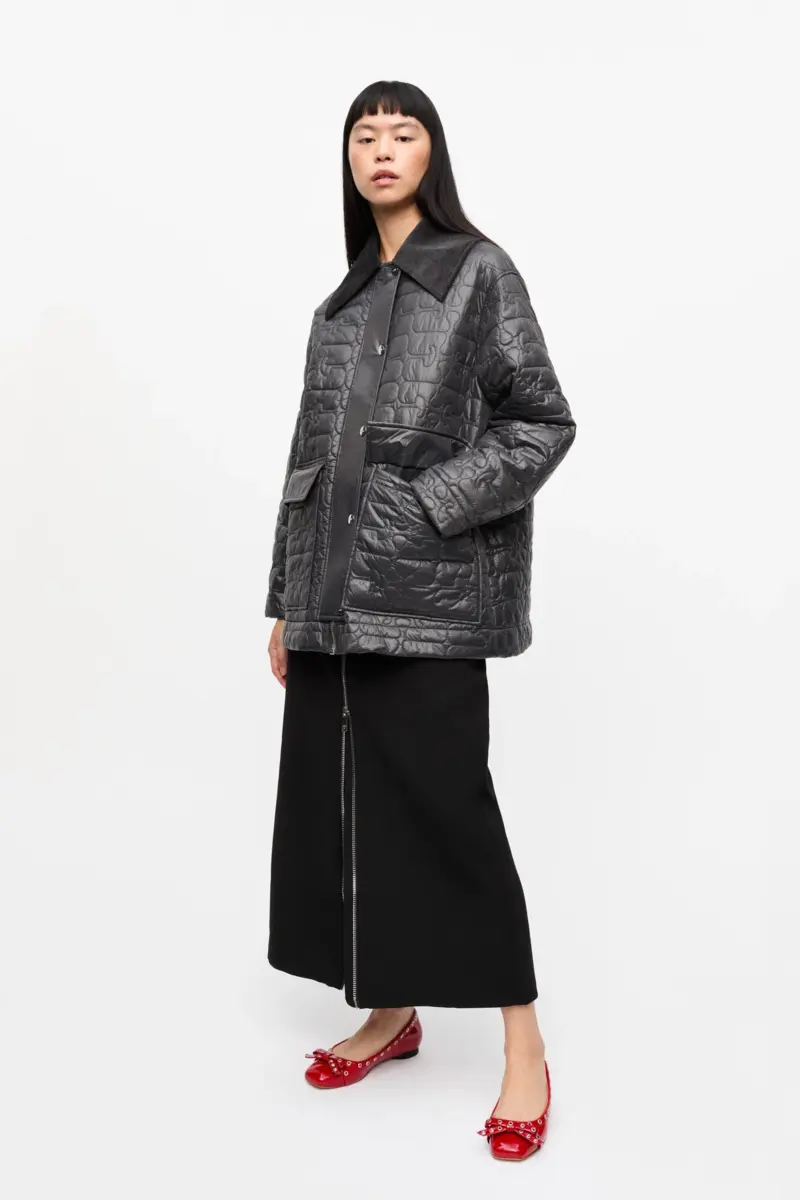 Schwarze, glänzende, gesteppte Midi-Jacke Schwarze, glänzende, gesteppte Midi-Jacke