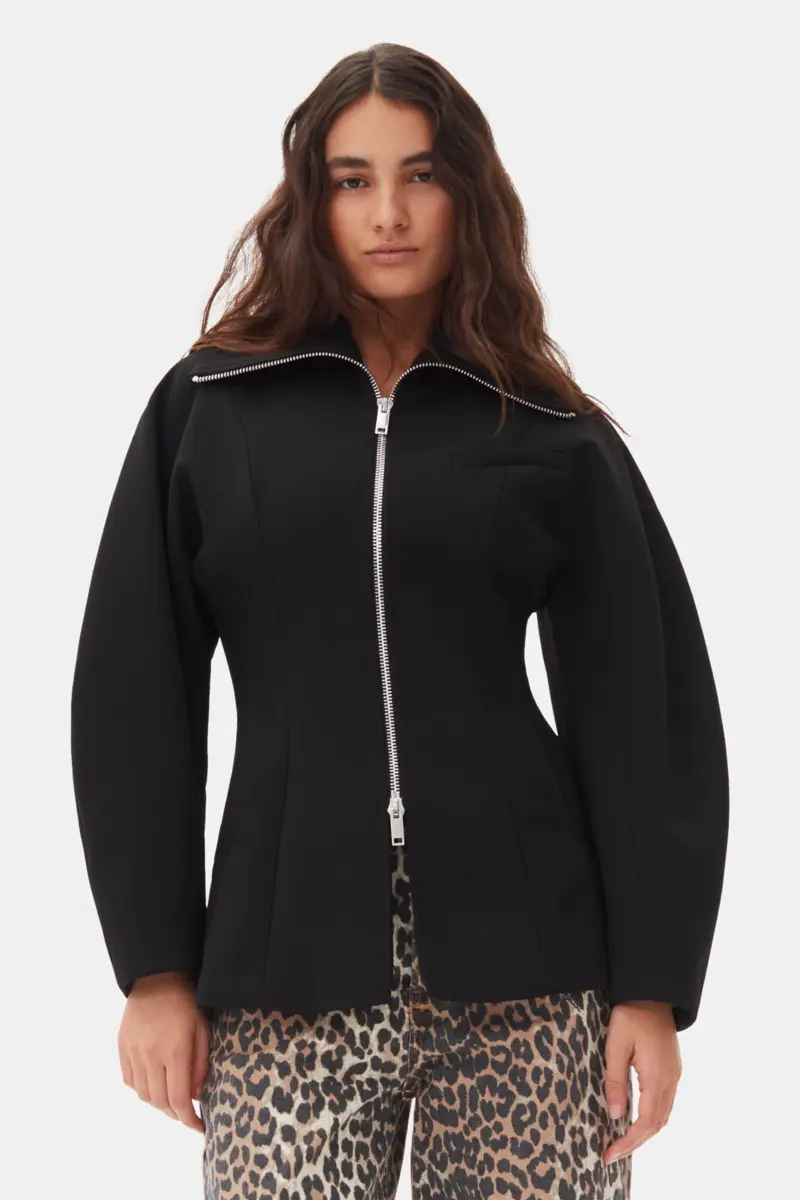 Schwarze Jacke aus gebondeter Krepe mit geschwungenen Ärmeln Schwarze Jacke aus gebondeter Krepe mit geschwungenen Ärmeln