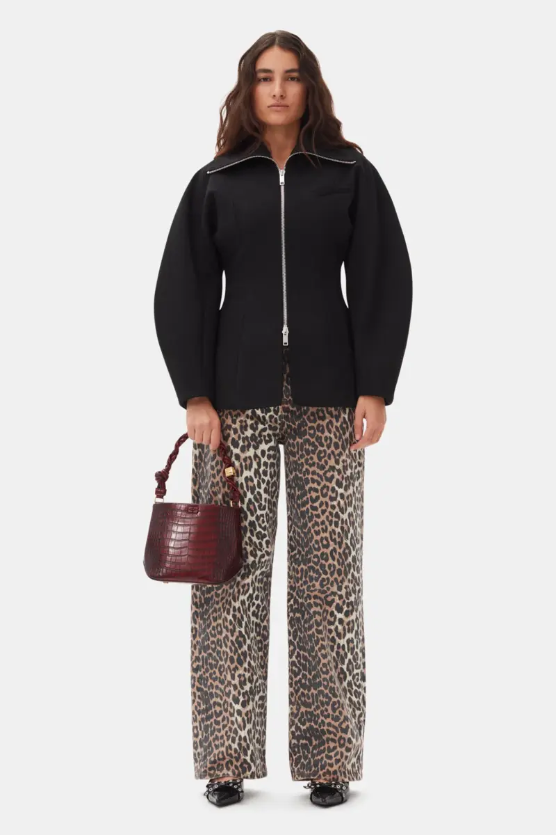 Schwarze Jacke aus gebondeter Krepe mit geschwungenen Ärmeln Schwarze Jacke aus gebondeter Krepe mit geschwungenen Ärmeln