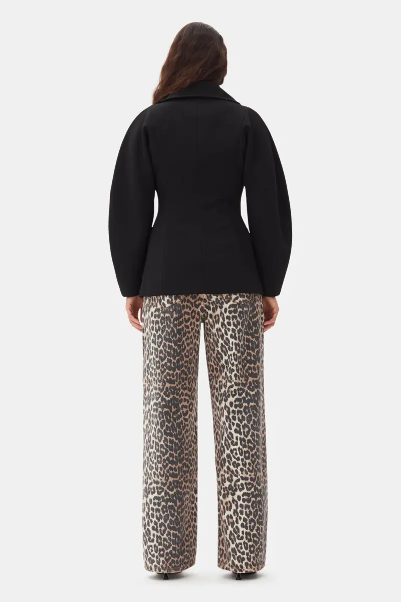 Schwarze Jacke aus gebondeter Krepe mit geschwungenen Ärmeln Schwarze Jacke aus gebondeter Krepe mit geschwungenen Ärmeln