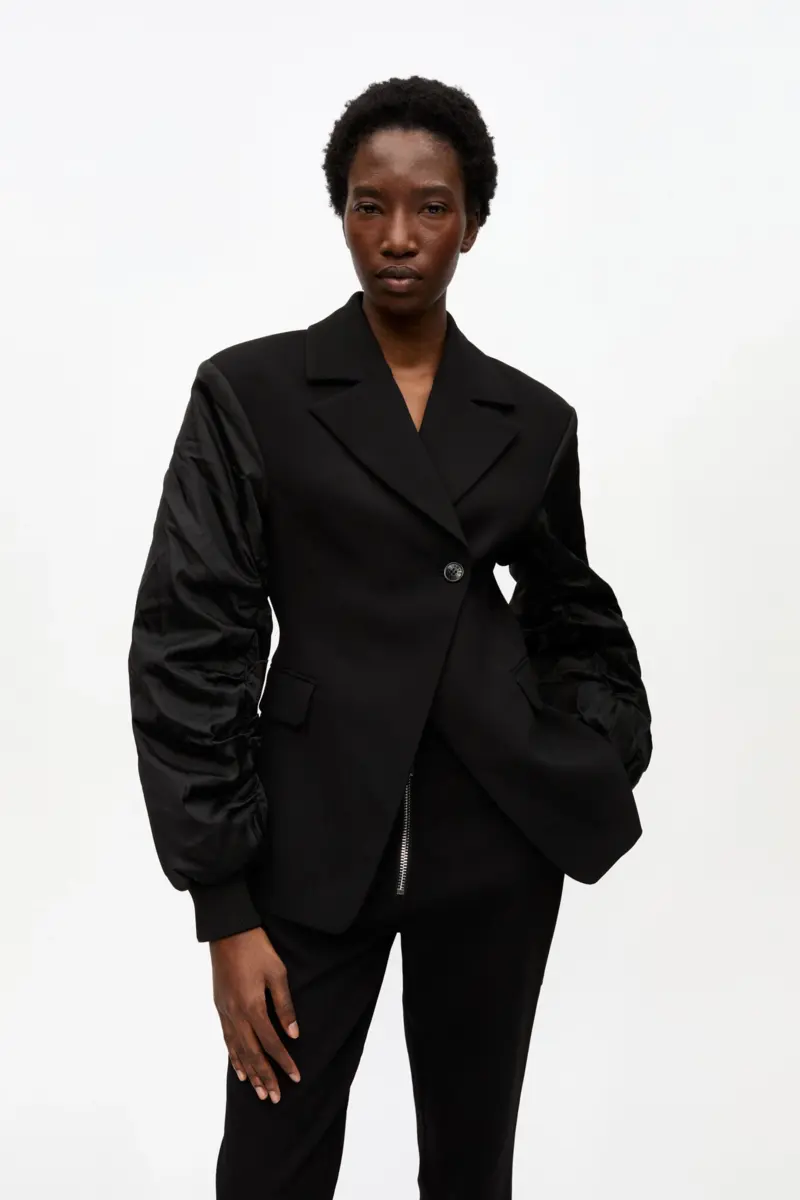 Schwarze Jacke aus gebondeter Kreppmischung Schwarze Jacke aus gebondeter Kreppmischung