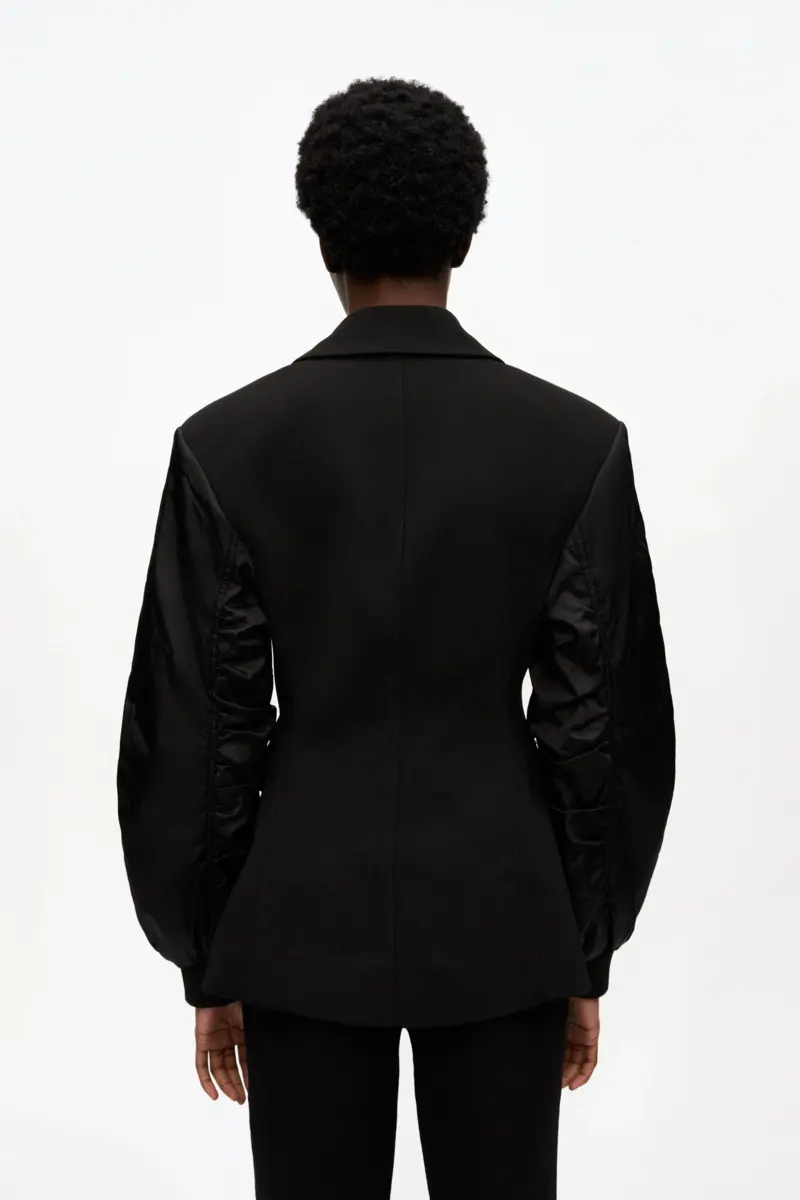 Schwarze Jacke aus gebondeter Kreppmischung Schwarze Jacke aus gebondeter Kreppmischung