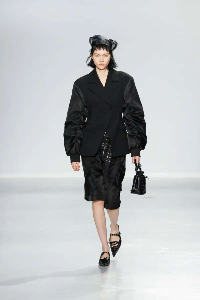 Schwarze Jacke aus gebondeter Kreppmischung Schwarze Jacke aus gebondeter Kreppmischung