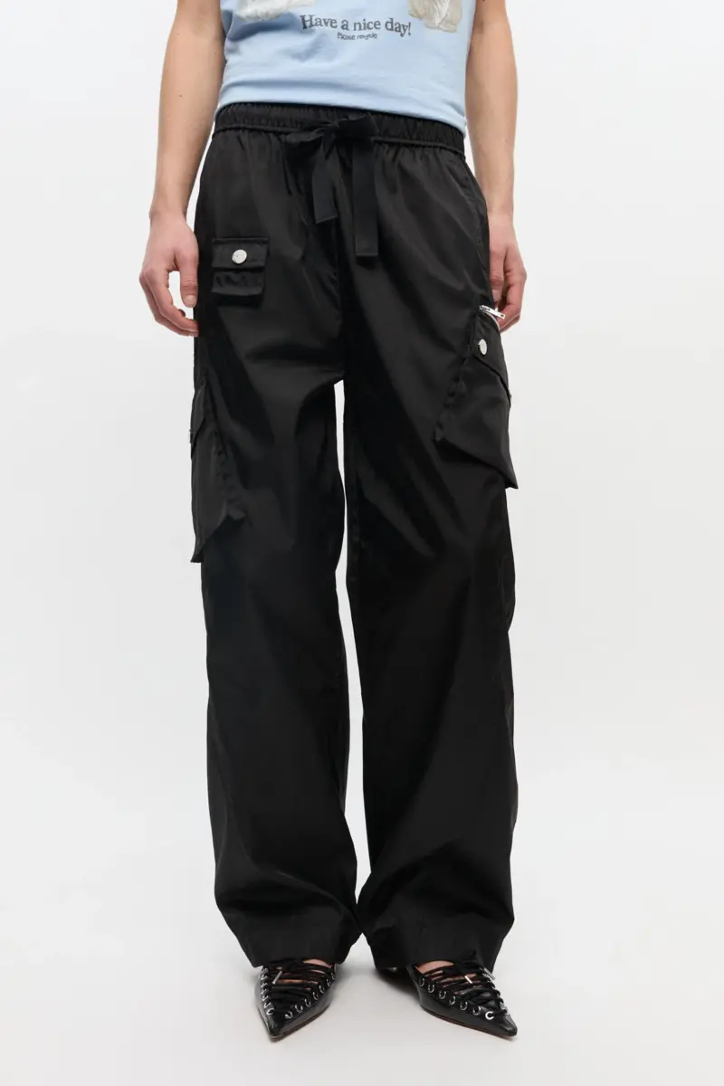 Schwarze Nylon-Hose mit Gummizug