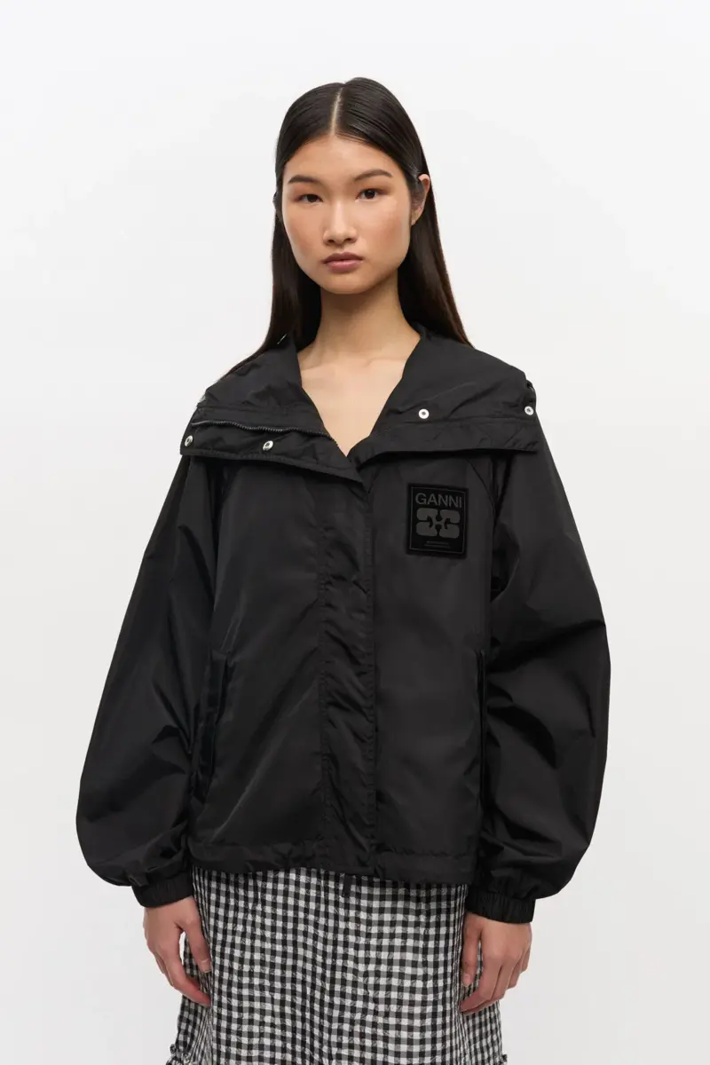 Schwarze Nylonjacke Schwarze Nylonjacke