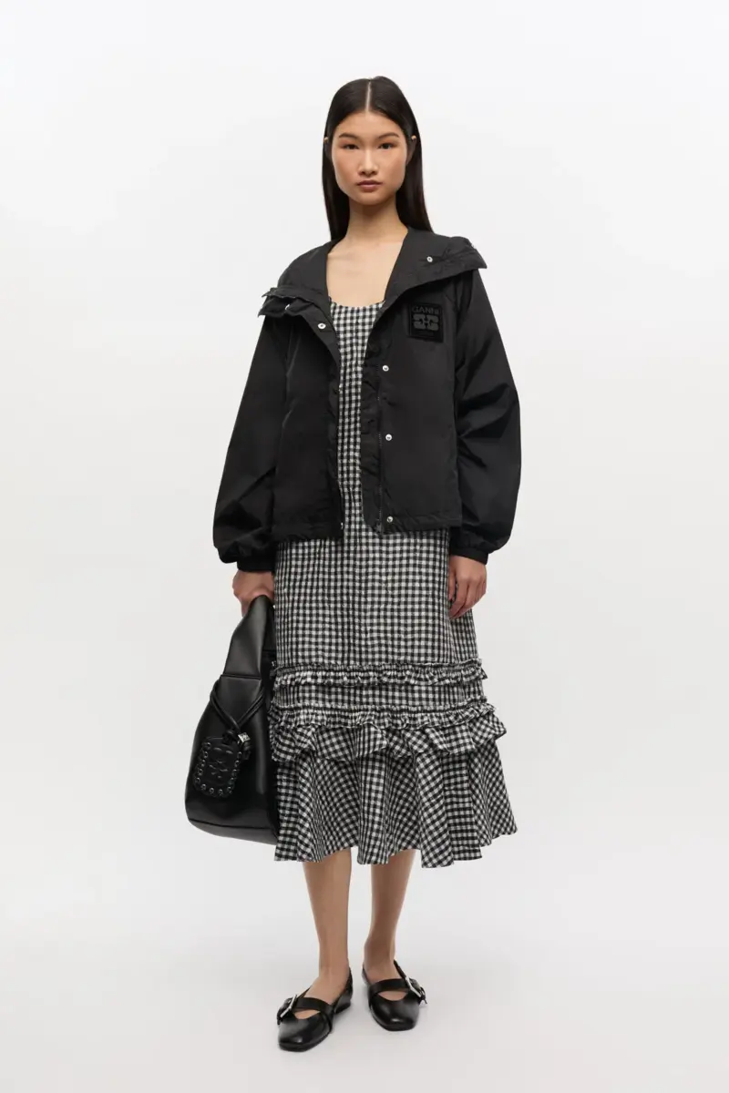 Schwarze Nylonjacke Schwarze Nylonjacke