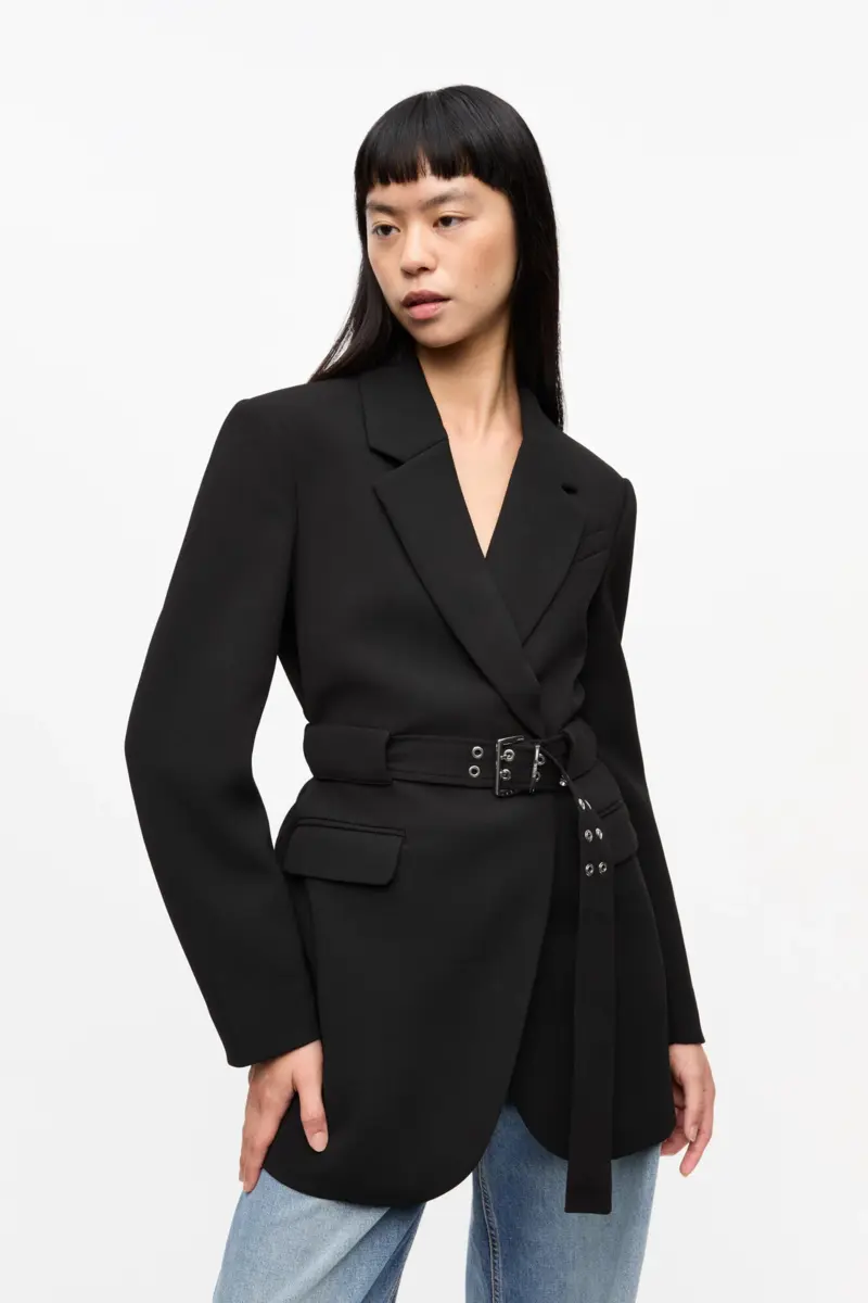 Schwarzer Blazer aus gebondeter Kreide Schwarzer Blazer aus gebondeter Kreide