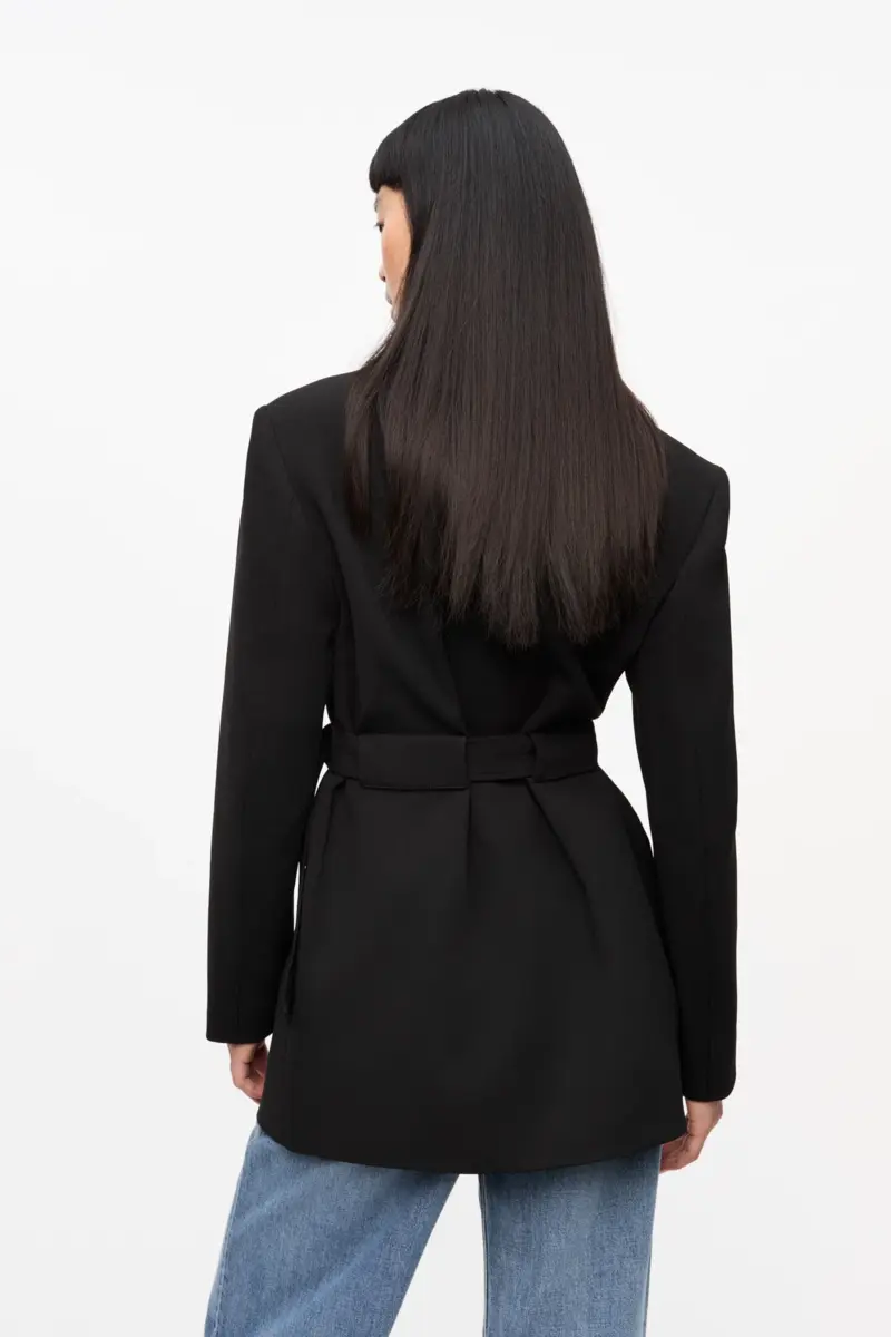 Schwarzer Blazer aus gebondeter Kreide Schwarzer Blazer aus gebondeter Kreide