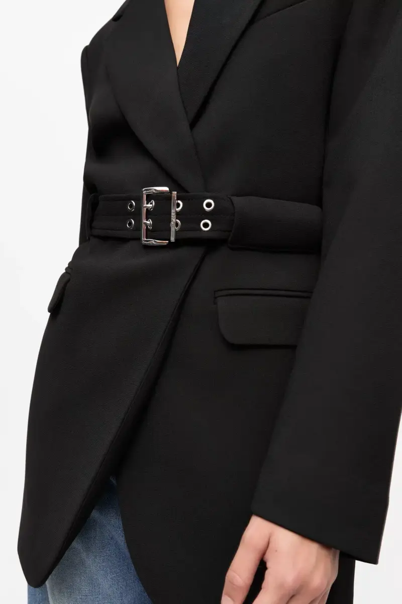 Schwarzer Blazer aus gebondeter Kreide Schwarzer Blazer aus gebondeter Kreide