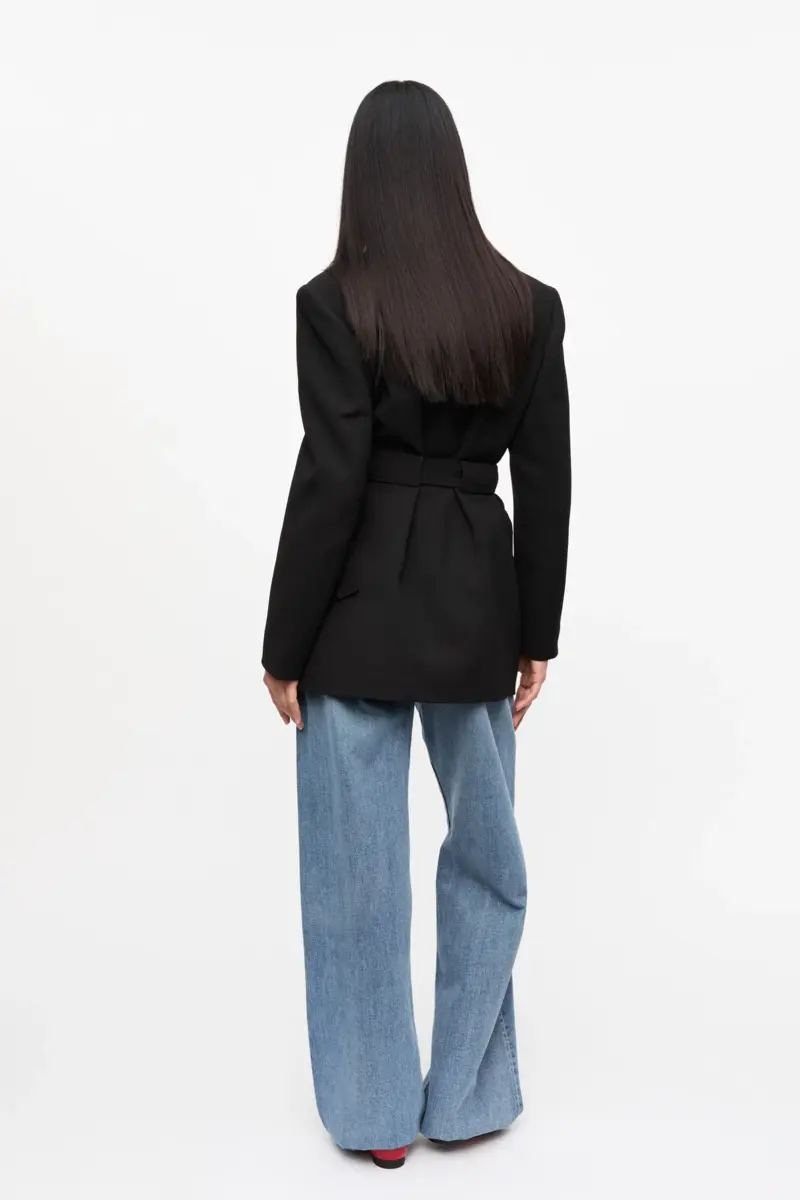 Schwarzer Blazer aus gebondeter Kreide Schwarzer Blazer aus gebondeter Kreide