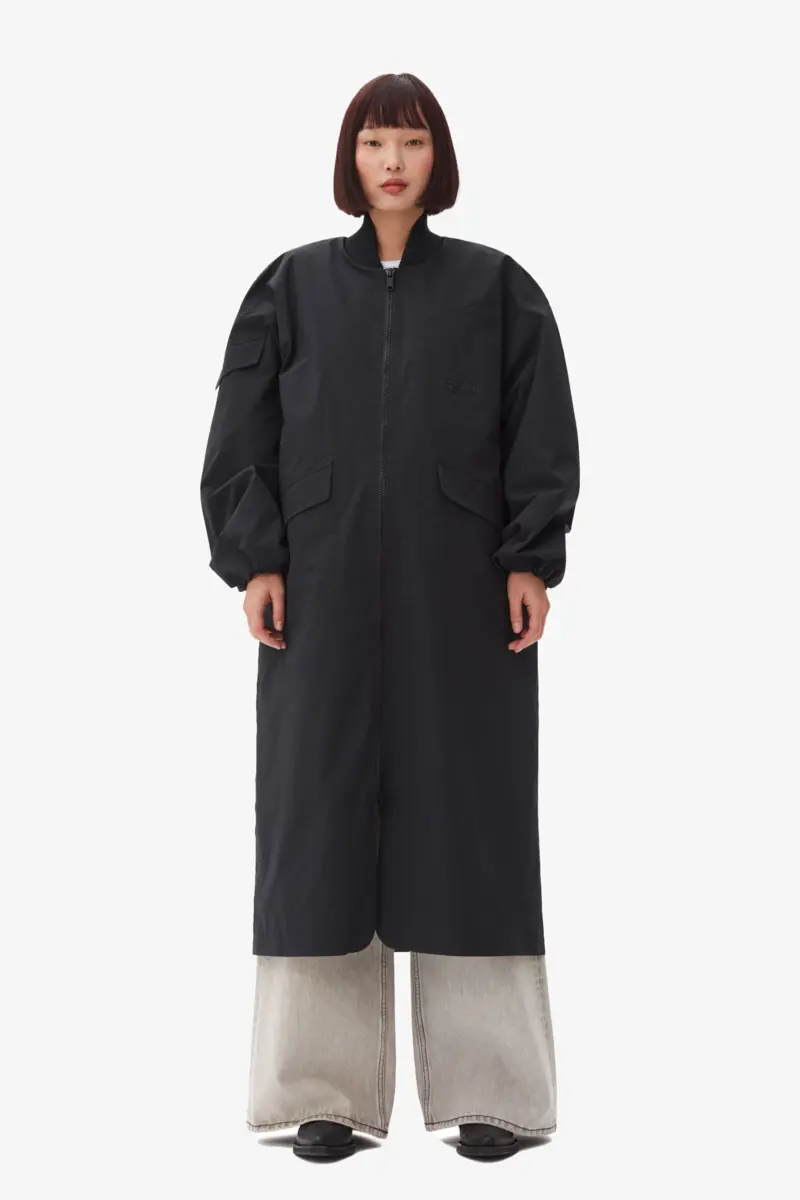 Schwarzer Oversize-Mantel aus Tech-Seersucker Schwarzer Oversize-Mantel aus Tech-Seersucker