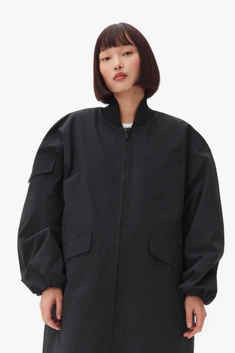 Schwarzer Oversize-Mantel aus Tech-Seersucker Schwarzer Oversize-Mantel aus Tech-Seersucker