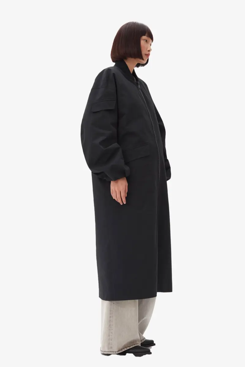 Schwarzer Oversize-Mantel aus Tech-Seersucker Schwarzer Oversize-Mantel aus Tech-Seersucker