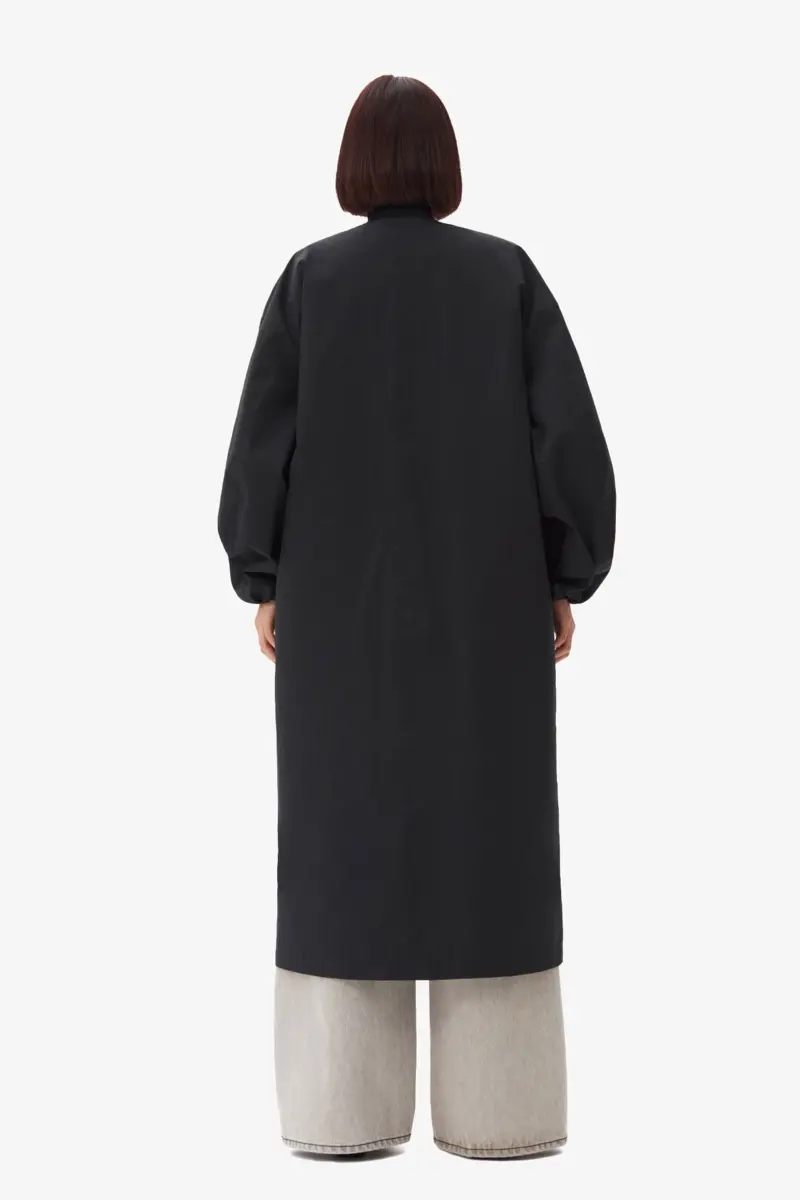 Schwarzer Oversize-Mantel aus Tech-Seersucker Schwarzer Oversize-Mantel aus Tech-Seersucker