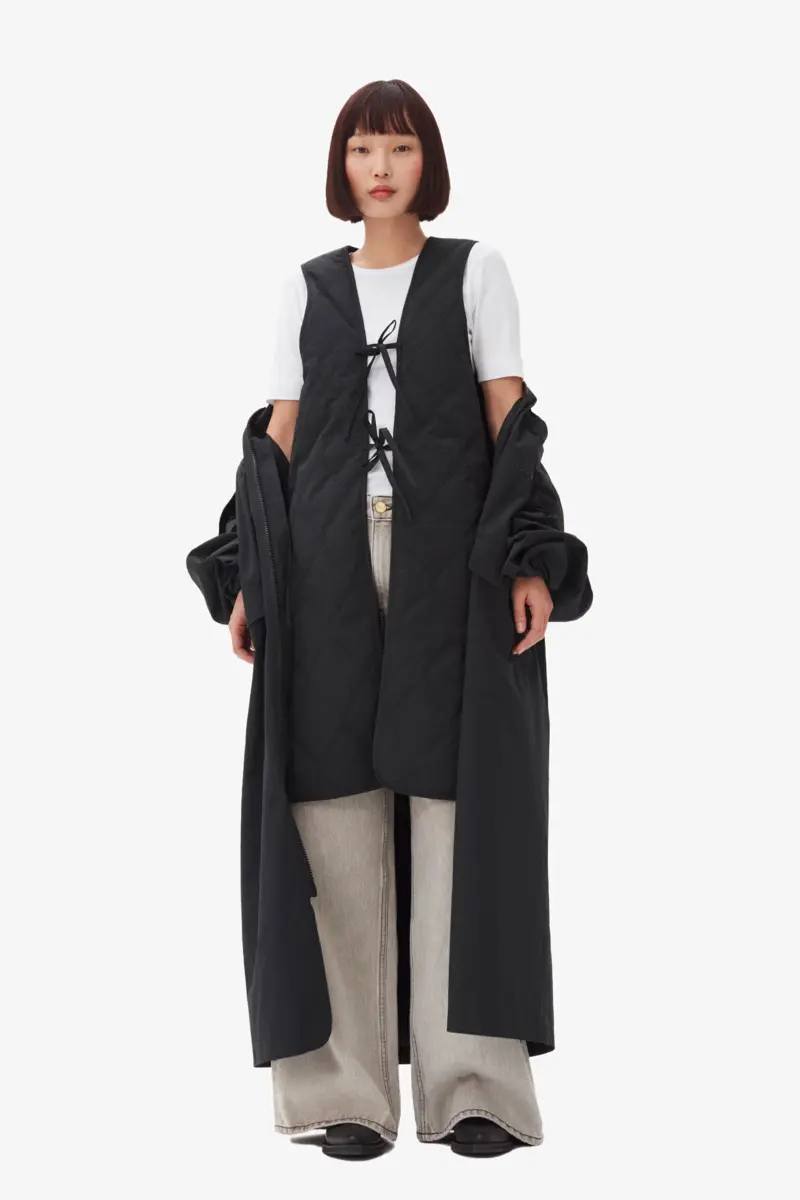 Schwarzer Oversize-Mantel aus Tech-Seersucker Schwarzer Oversize-Mantel aus Tech-Seersucker