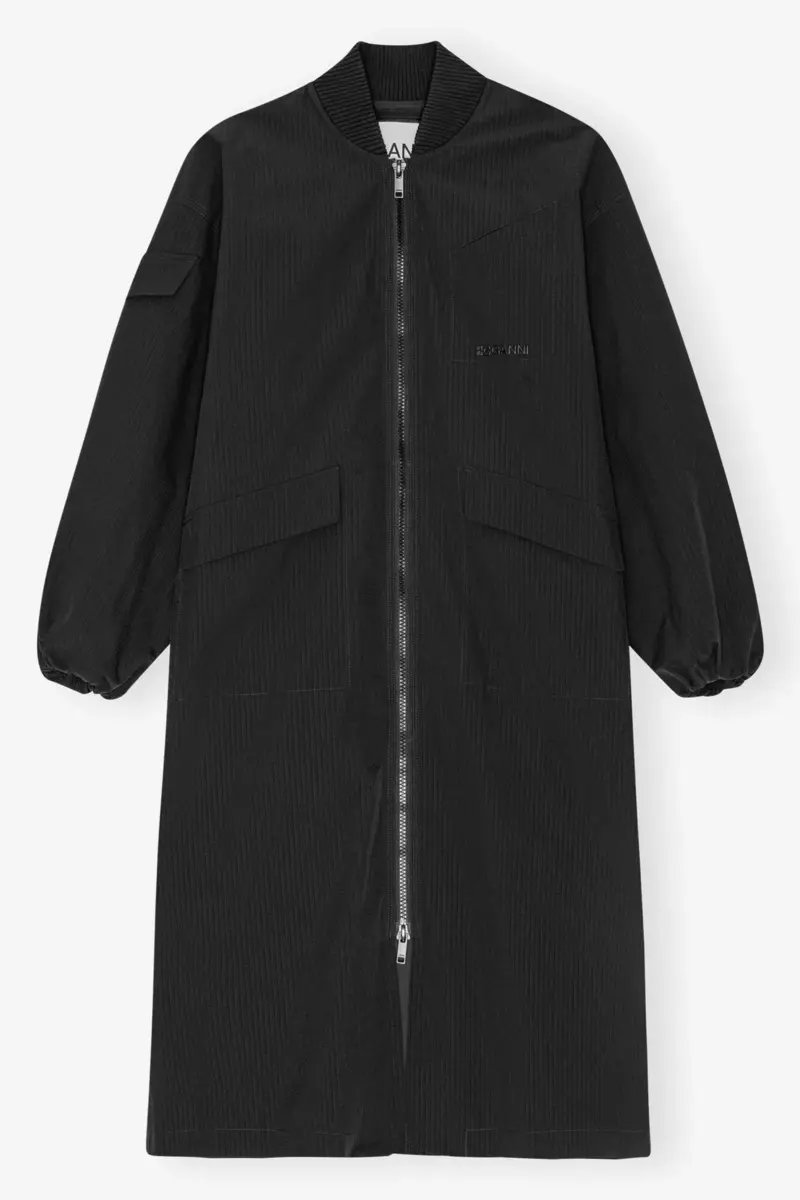 Schwarzer Oversize-Mantel aus Tech-Seersucker Schwarzer Oversize-Mantel aus Tech-Seersucker