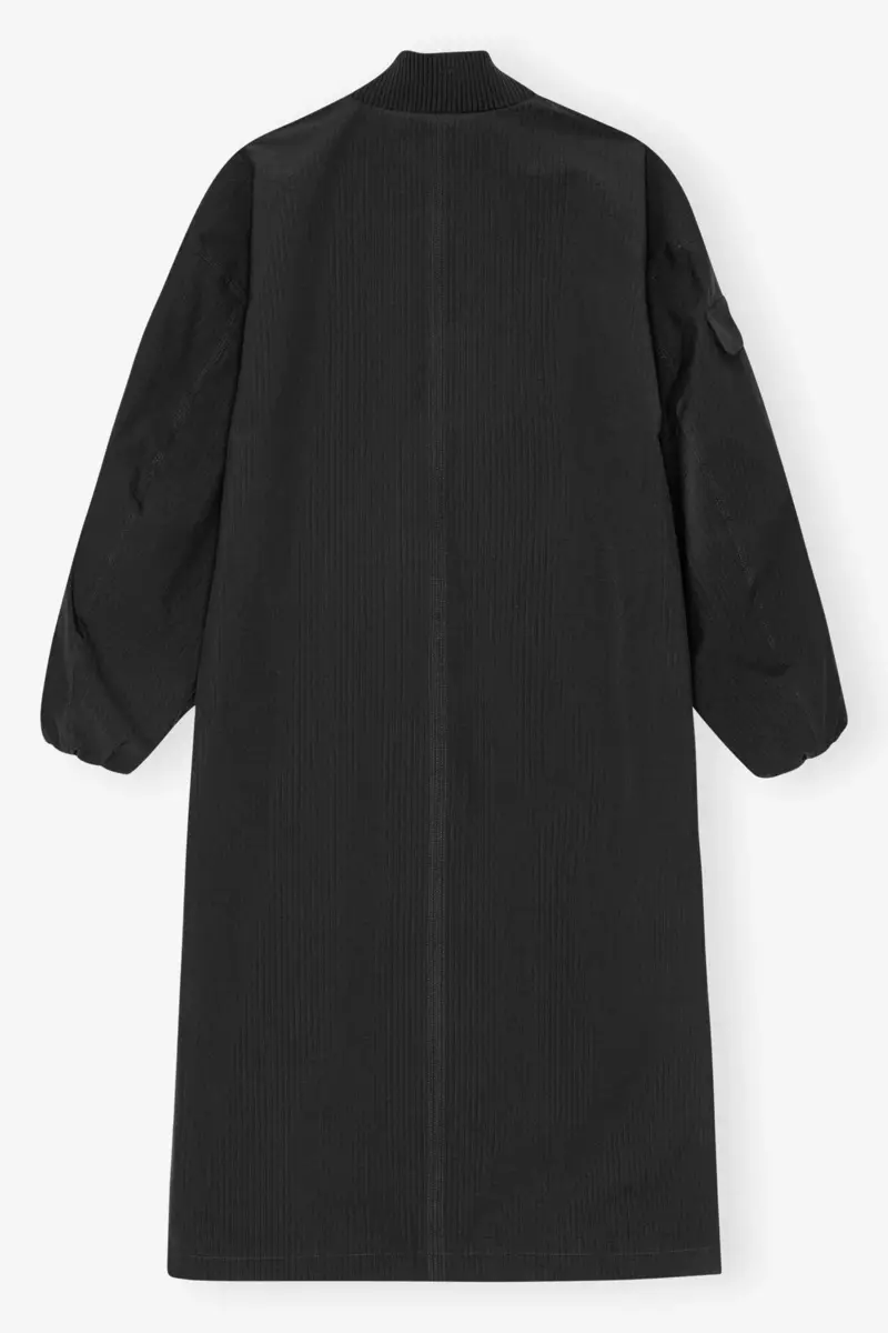 Schwarzer Oversize-Mantel aus Tech-Seersucker Schwarzer Oversize-Mantel aus Tech-Seersucker