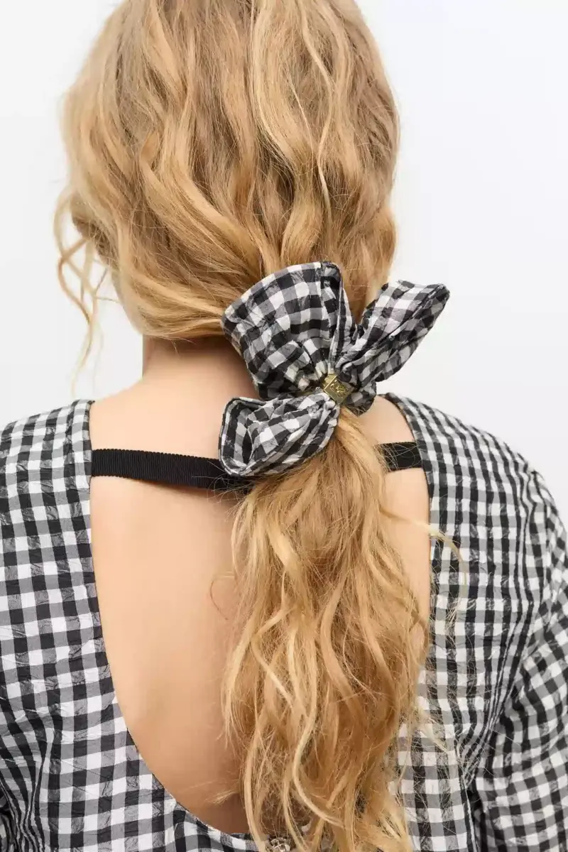 Schwarzer Scrunchie mit Karomuster