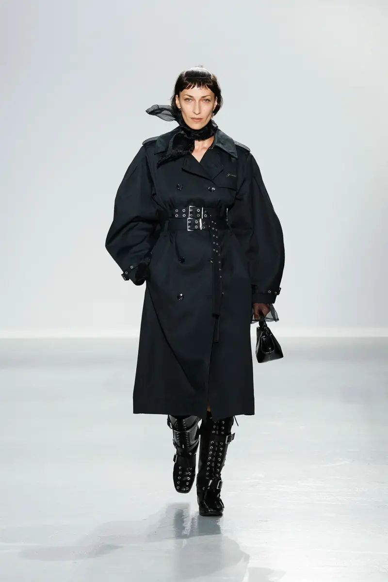 Schwarzer Trenchcoat aus gebondeter Baumwolle Schwarzer Trenchcoat aus gebondeter Baumwolle