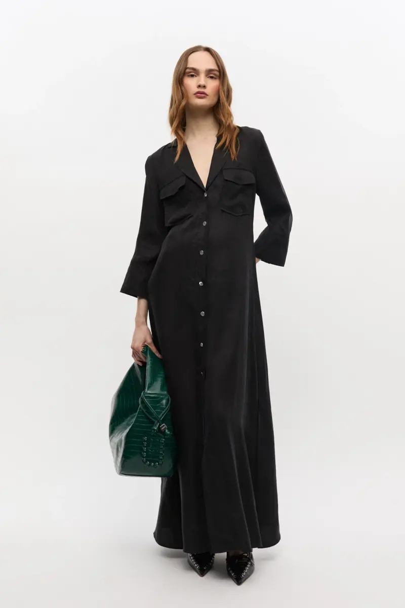Schwarzes fließendes Cupro-Maxikleid