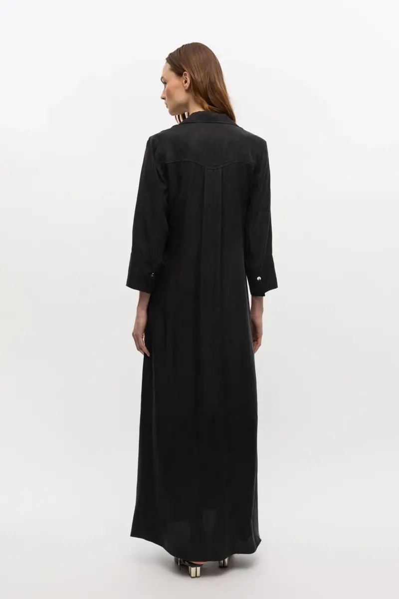 Schwarzes fließendes Cupro-Maxikleid