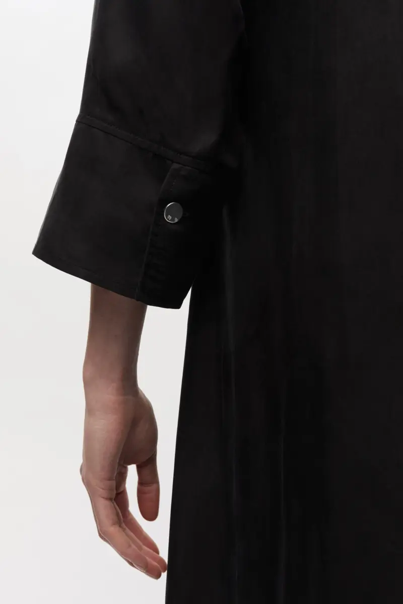 Schwarzes fließendes Cupro-Maxikleid Schwarzes fließendes Cupro-Maxikleid