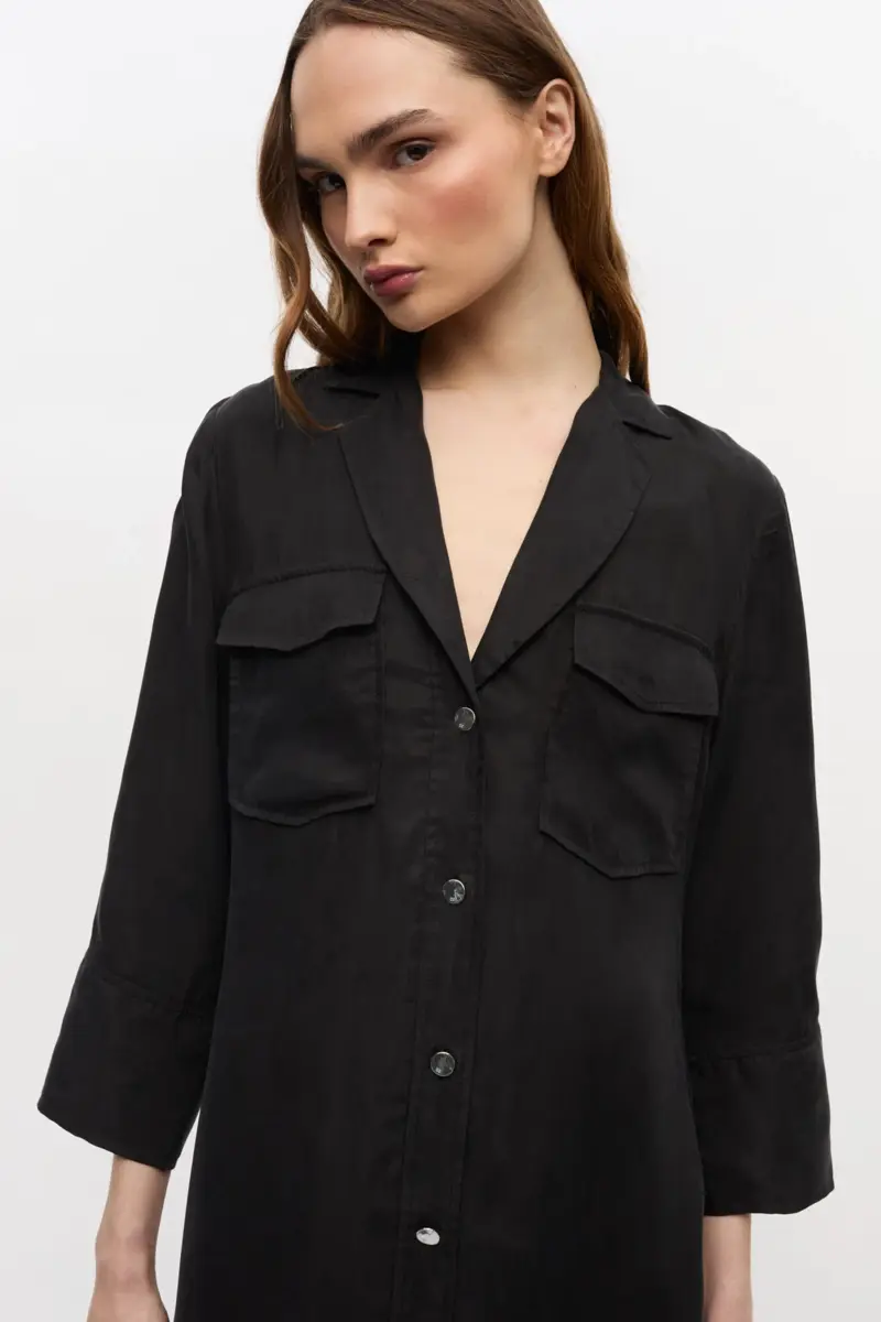 Schwarzes fließendes Cupro-Maxikleid Schwarzes fließendes Cupro-Maxikleid