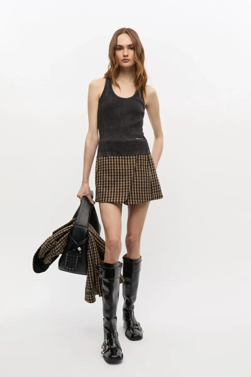 Schwarzes, gewaschenes Tanktop