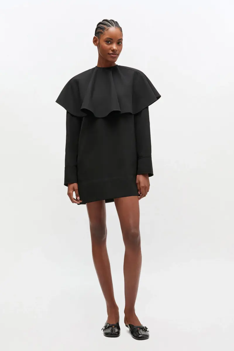 Schwarzes Kleid mit Rundkragen Schwarzes Kleid mit Rundkragen